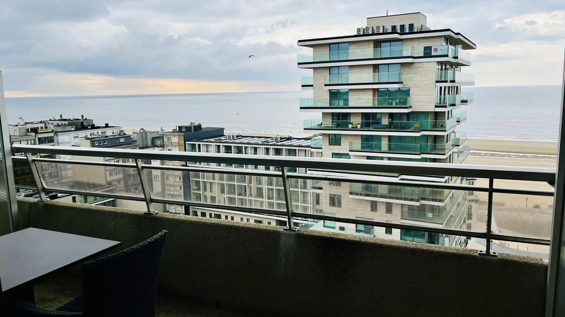 Zen Seaview Studio Apartment オステンド