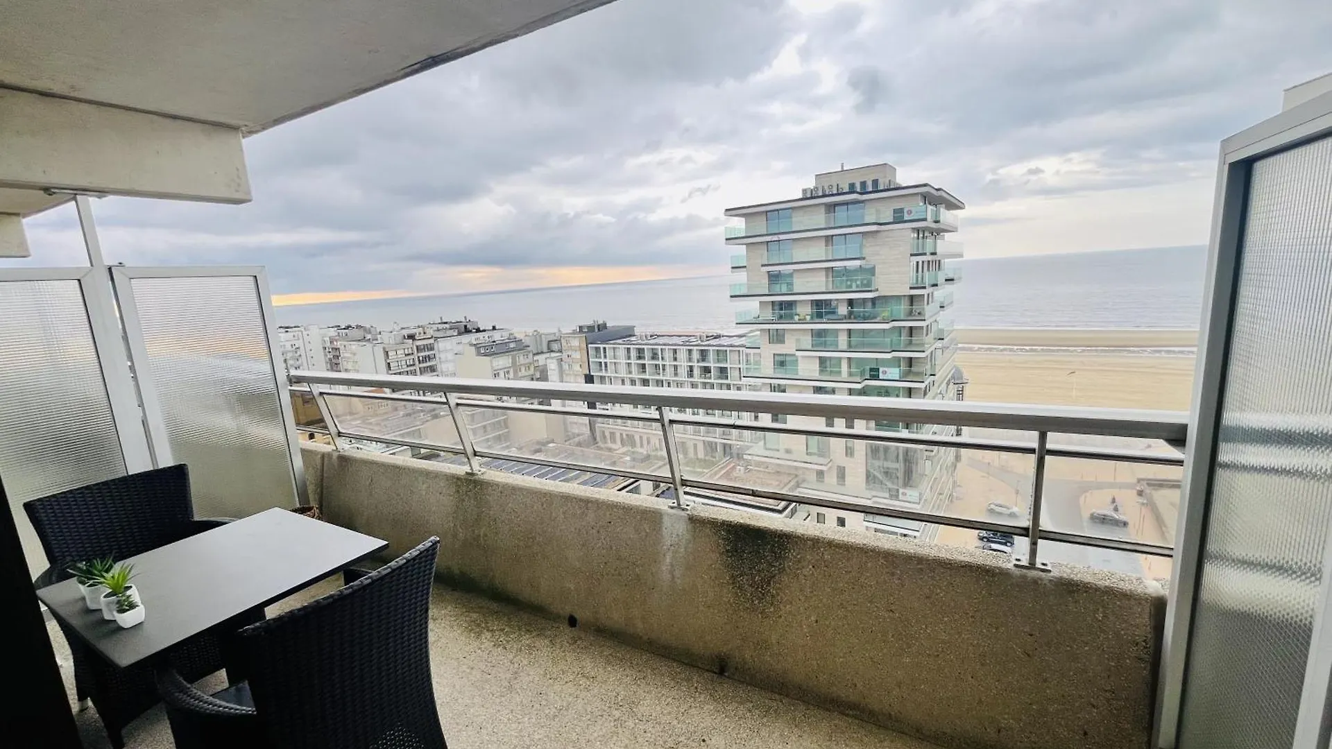 Zen Seaview Studio Apartment 奥斯滕德